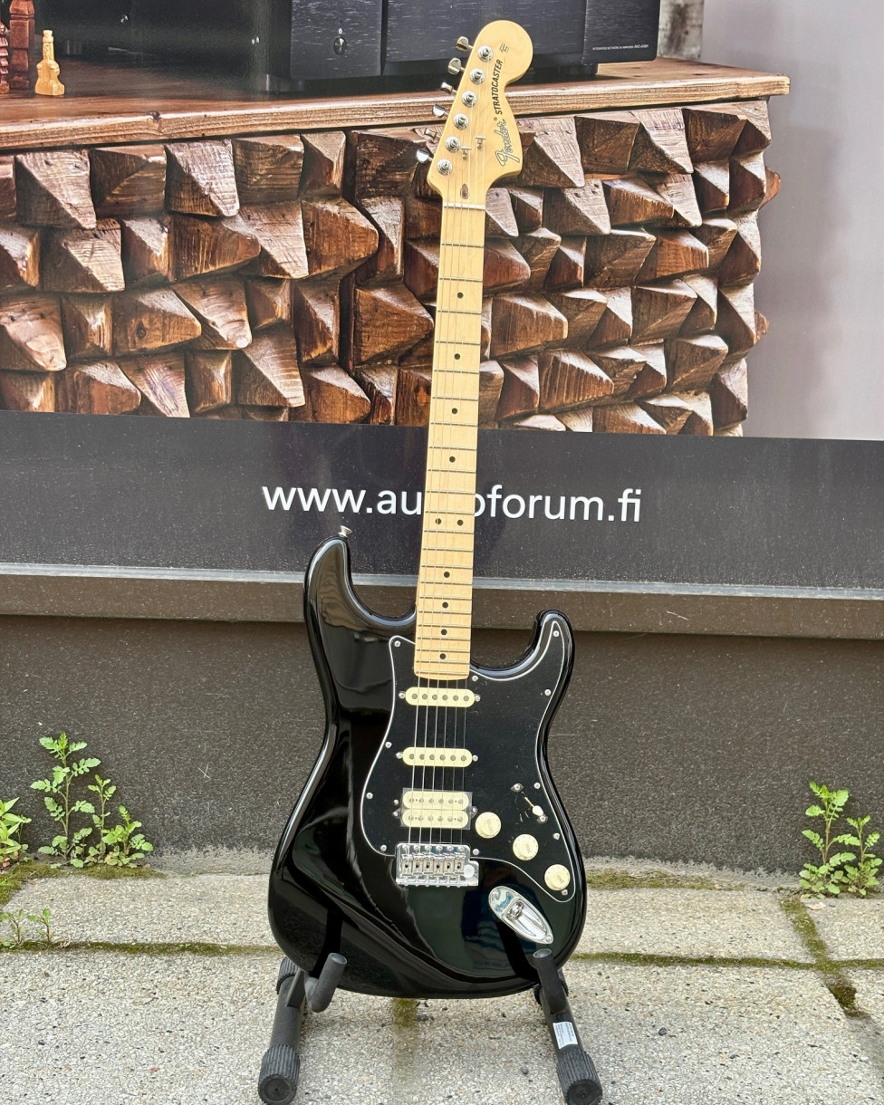 Fender AM Perf Strat HSS MN Black sähkökitara Fender AM Perf Strat HSS MN Black sähkökitara