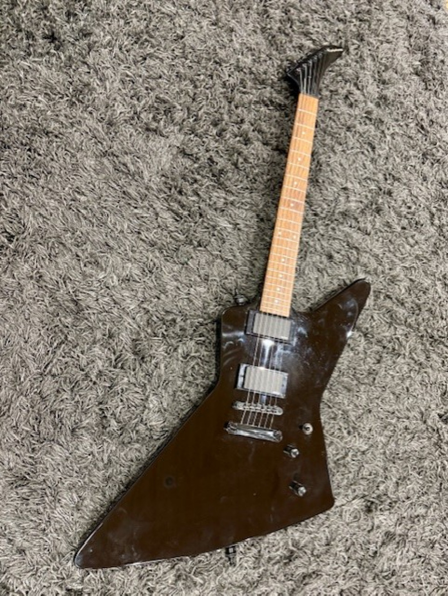 Käytetty Epiphone Limited Edition Custom Shop Explorer Black sähkökitara ja suojapussi Käytetty Epiphone Limited Edition Custom Shop Explorer Black sähkökitara ja suojapussi