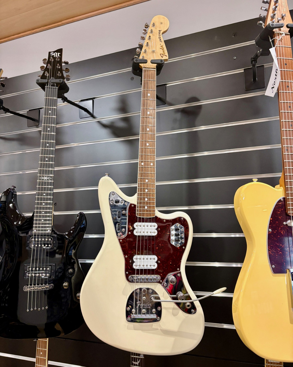 Käytetty Fender Jaguar/Jazzmaster sähkökitara Käytetty Fender Jaguar/Jazzmaster sähkökitara