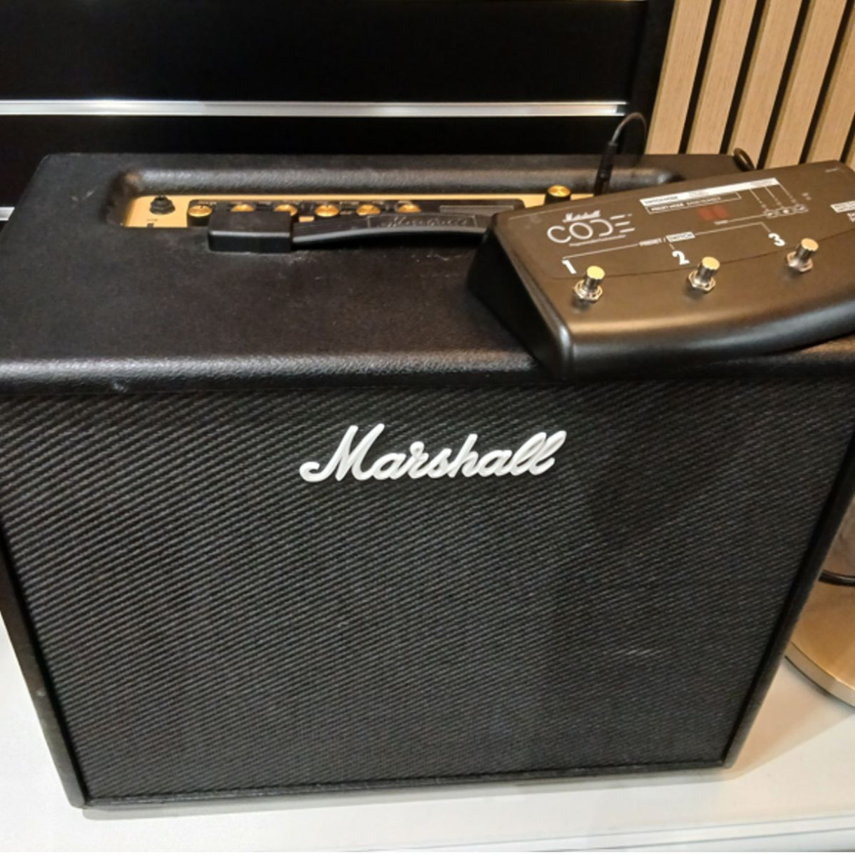 Käytetty Marshall CODE50 mallintava kitaravahvistin ja PEDL-91009 jalkakytkin