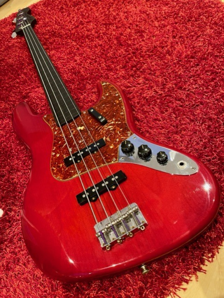 Käytetty Rautia Jazz basso "Fretless" Käytetty Rautia Jazz basso "Fretless"