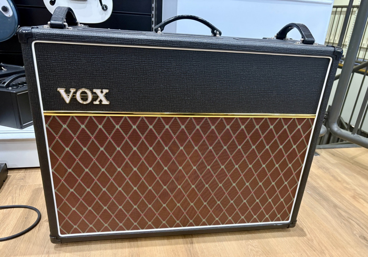 Käytetty Vox AC15C2 kitarakombo