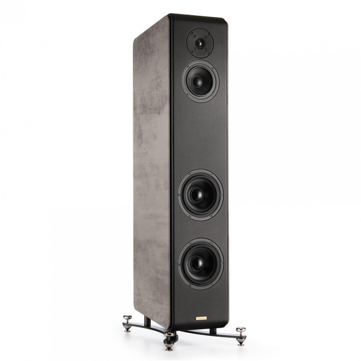 Opera Loudspeakers Quinta V2 lattiakaiutin, harmaa sementti Opera Loudspeakers Quinta V2 lattiakaiutin, harmaa sementti