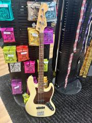 Käytetty Fender American Special Jazz basso, Olympic White 2011